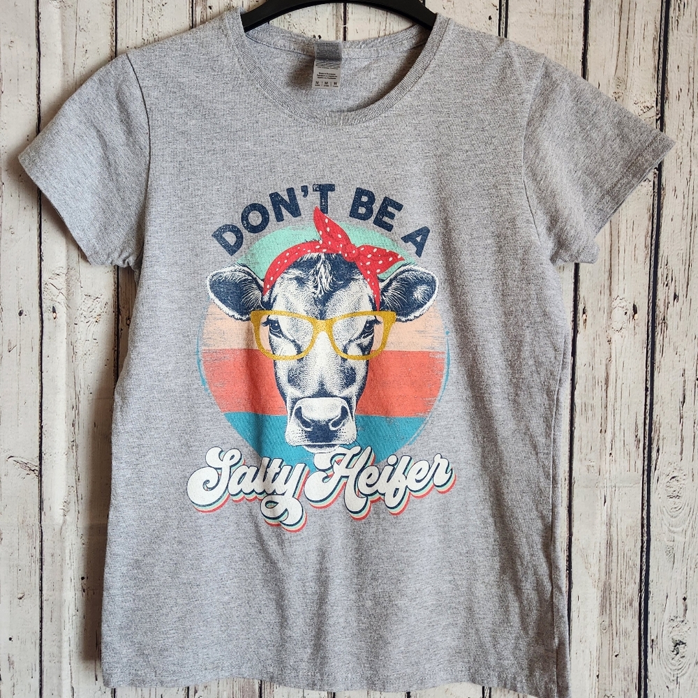 Gildan Salty Heifer Cow Graphic T-Shirt Gray Medium Retro Sunset